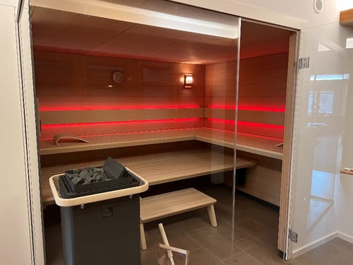 Sauna mit Sitzmöglichkeiten