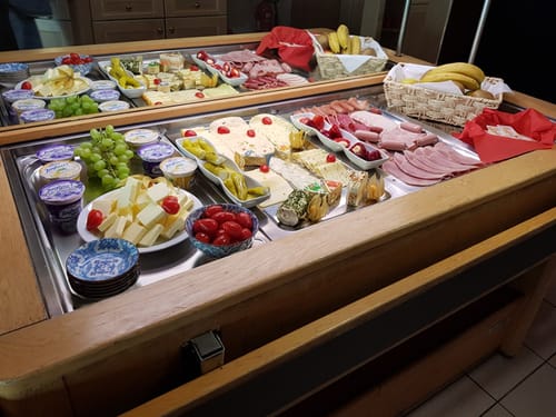 reichhaltige Auswahl am Speisenbuffet