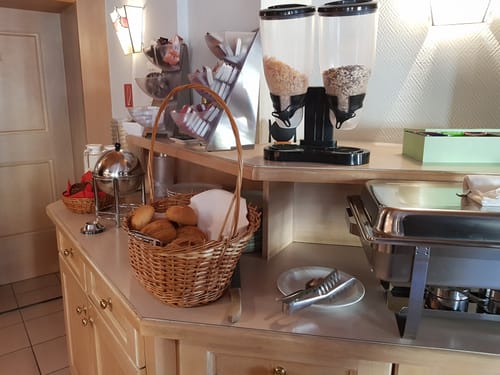 Backwaren und Müsli am Frühstücksbuffet