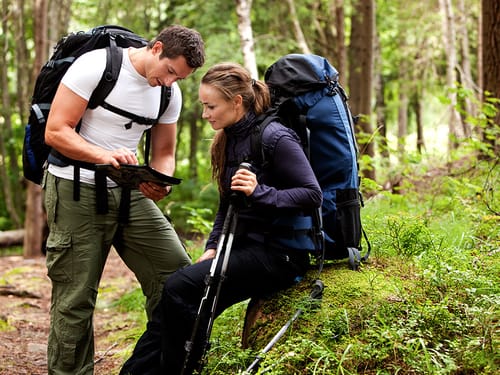 Paar mit Rucksack bei der Wanderung