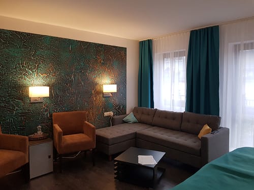 zwei Sessel und Schlafcouch im Doppelzimmer
