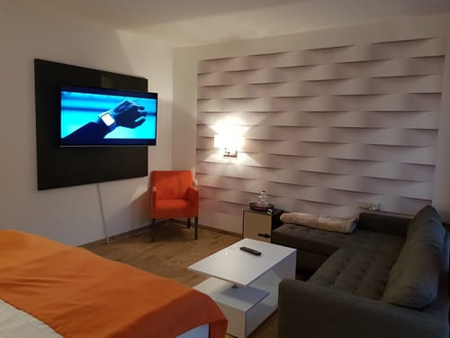 Sitzecke mit Tv und einem couchtisch