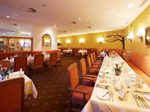 weiß eingedeckte Tische im 5 Elemente-Restaurant