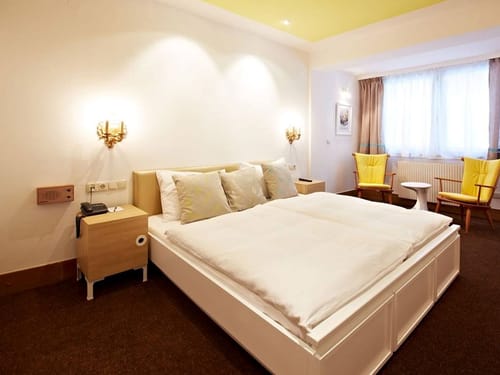 geräumiges Standard Doppelzimmer mit Sesseln