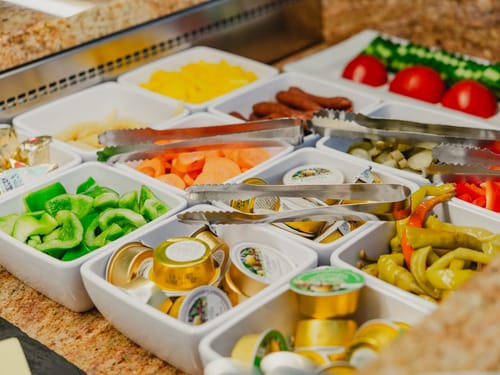 reichhaltige Auswahl am Morgen beim Frühstücksbuffet