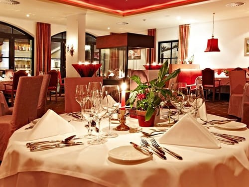 festlich eingedeckter Tisch im Hotelrestaurant