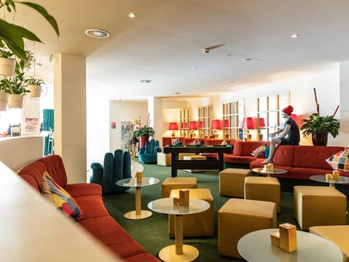 Bar im Hotel mit verschieden bunten Sitzmöglichkeiten