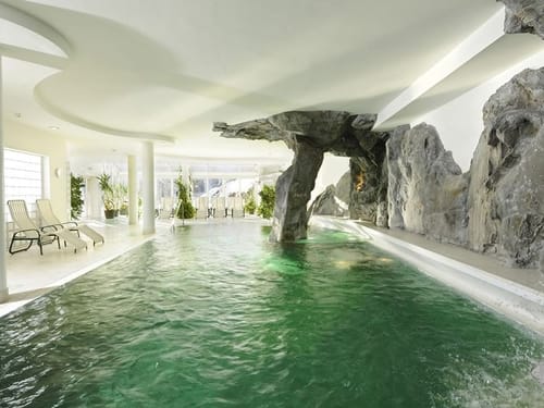 Indoor Pool im Wellnessbereich