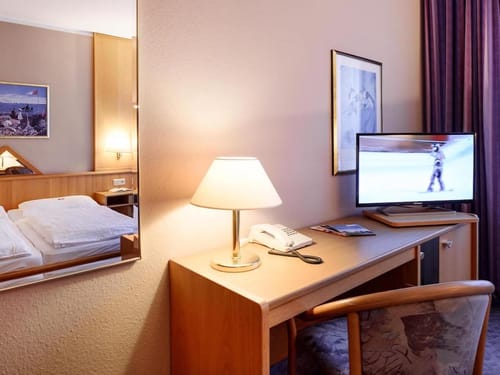 Schreibtisch und TV