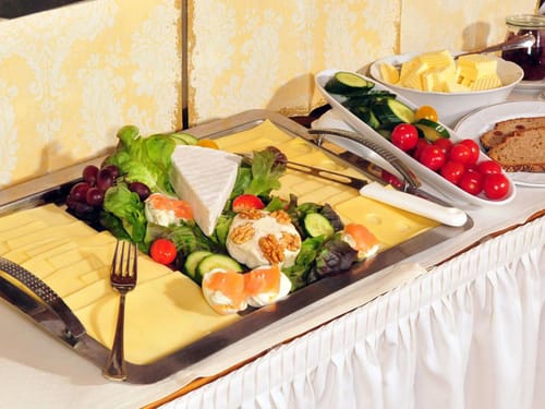 Käseauswahl, Gurke und Tomate am Frühstückbuffet