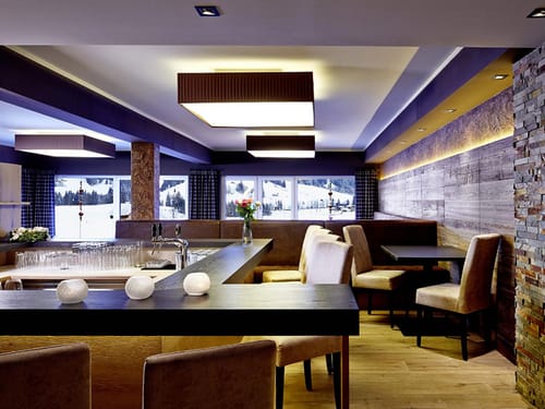 Bar mit Sitzbereichen