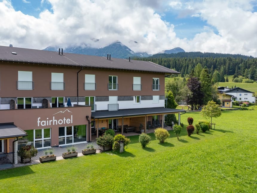 Hotelansicht hinten mit Bergpanorama