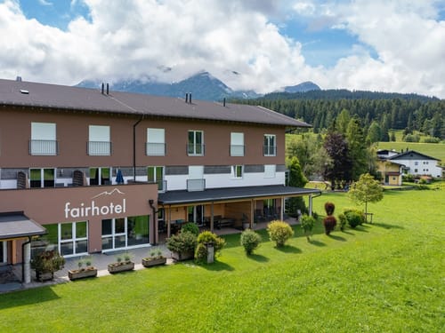 Hotelansicht hinten mit Bergpanorama