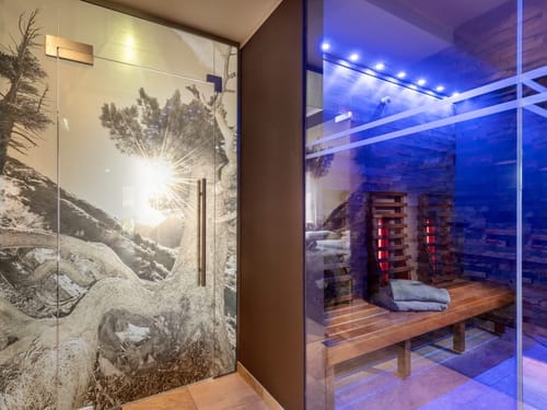 Wellnesslounge mit verschiedenen Saunen