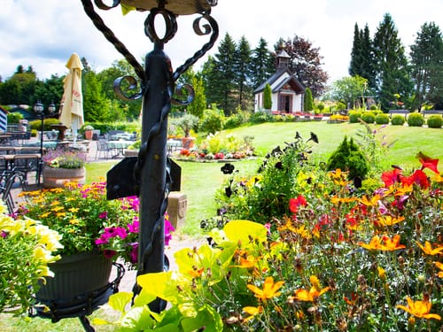 Hotelgarten mit Blick auf die Kapelle