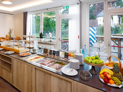 verschiedene Speisen, Müsli und Obst auf dem Buffet