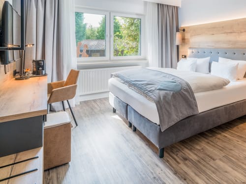 Modernes, helles Zimmer