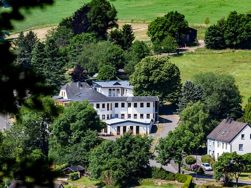 Von weitem fotografierte Außenansicht