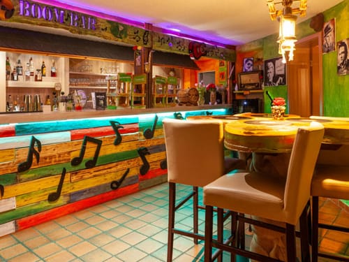 Cocktail-Bar mit mehreren Sitzmöglichkeiten