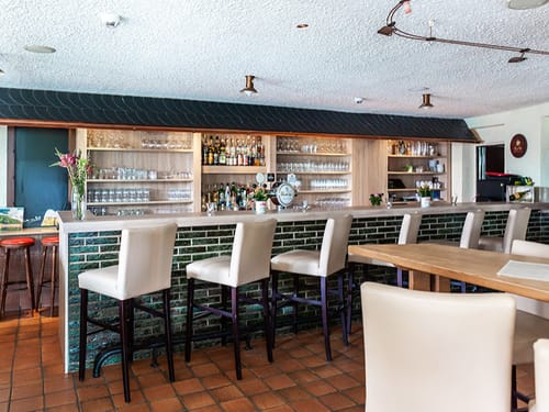 Bar mit Theke und Hockern