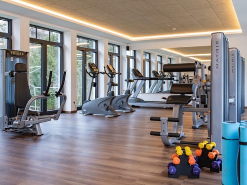 Cardio und Kraftgeräte im Fitnessraum