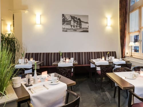 verschieden eingedeckte Tisch im Frühstücksraum