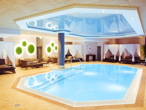 Pool mit Liegen und Sitzmöglichkeiten