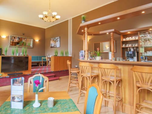 Bar mit verschiedenen Sitzmöglichkeiten