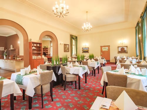 Eingedeckte Tische im Restaurant