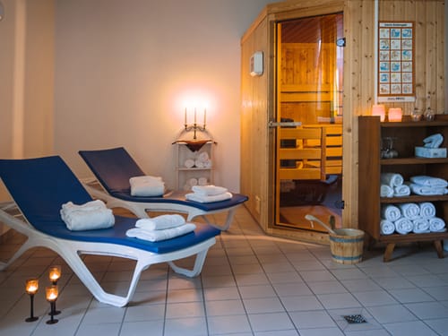 Sauna und Ruhebereich in der Wellnessoase mit Liegebereich
