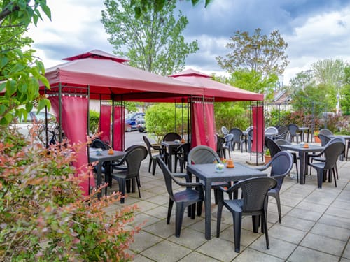 Außenterrasse mit Pavillion und verschiedenen Tischgruppen