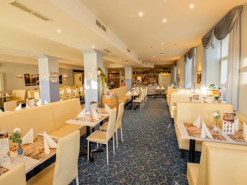Restaurant mit vielen eingedeckten Tischen