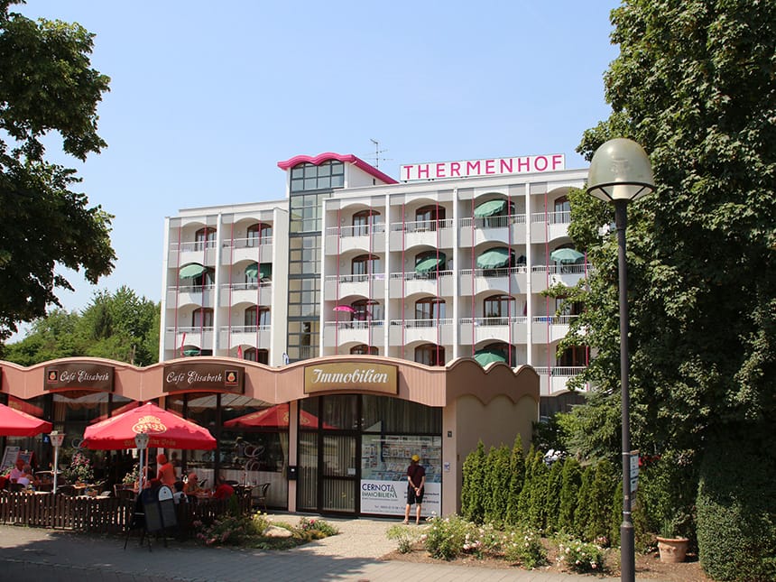 Außenansicht des Appartementhaus Thermenhof bei Tageslicht