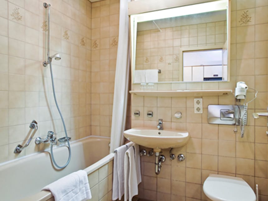 Bad mit großem Wandspiegel, WC und Dusche