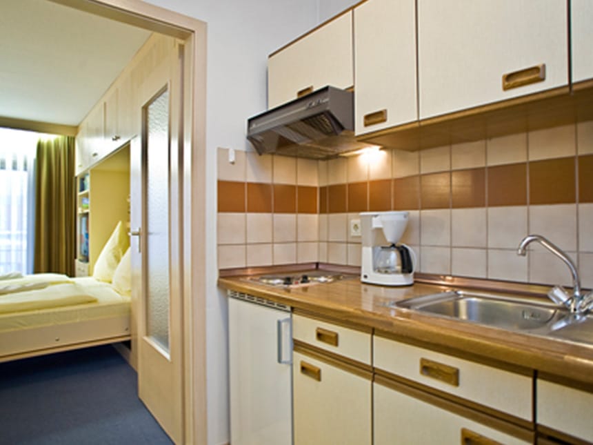 Küche mit Kaffeemaschine und Kühlschrank