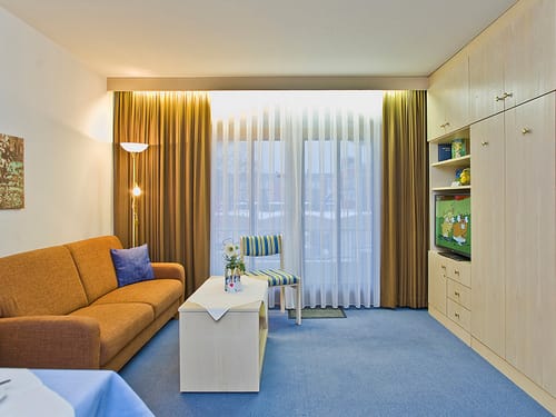 Zimmer mit Sofa, Tisch und Fernsehr