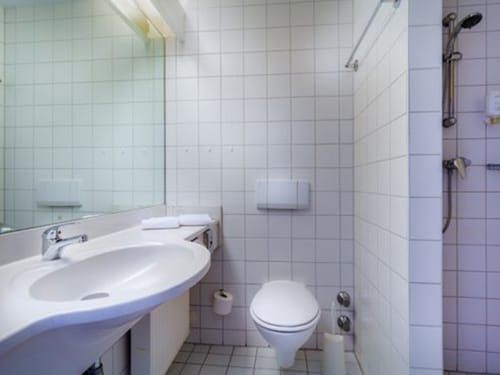 Bad mit großem Wandspiegel, WC und Dusche