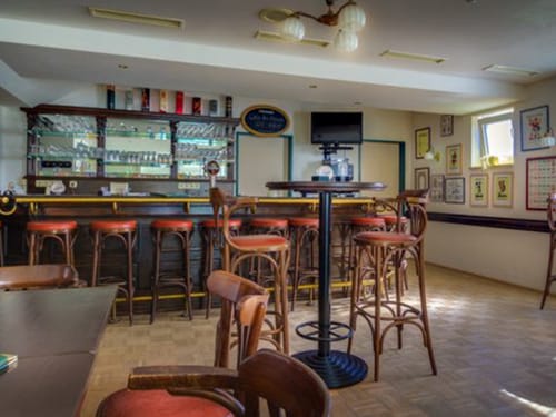 Bar mit Sitzmöglichkeiten