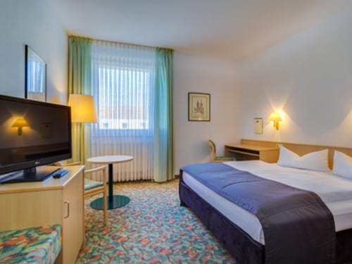 Doppelzimmer mit Sitzmöglichkeiten und Flat-Screen