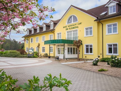 Außenansicht des Ferien Hotel Fläming bei Tageslicht
