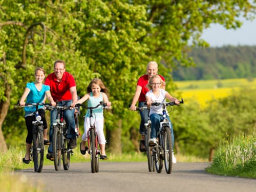 Eine Familie fährt in der Natur Fahrrad