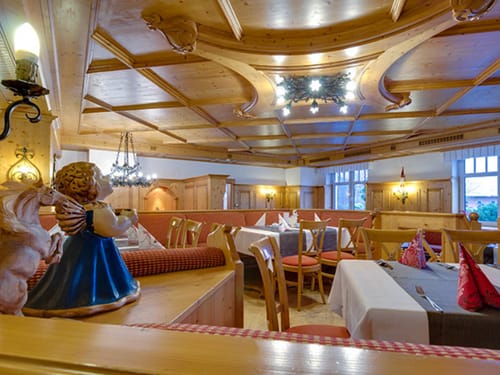 gedeckte Tische im Hotel Restaurant