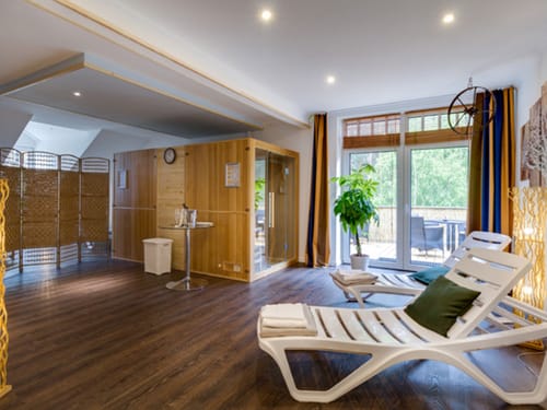 Sauna und Ruhebereich in der Wellnessoase mit Liegebereich