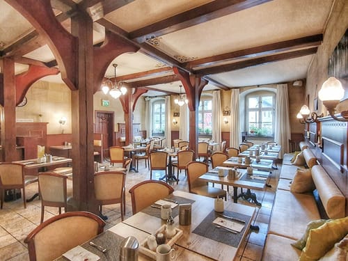 Hotelrestaurant mit gedeckten Tischen