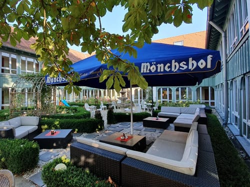 Hotelterrasse im Innenhof