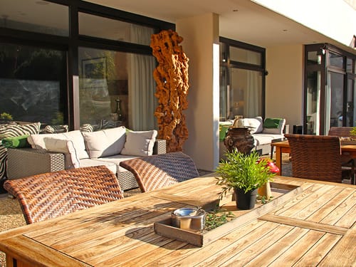 Hotelterrasse mit Gartenmöbeln