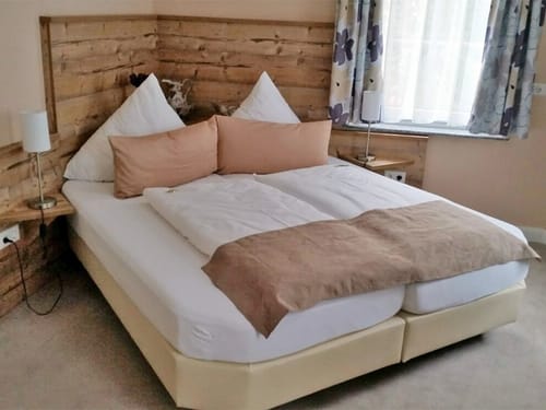 modernes Doppelzimmer mit Holzumrandung