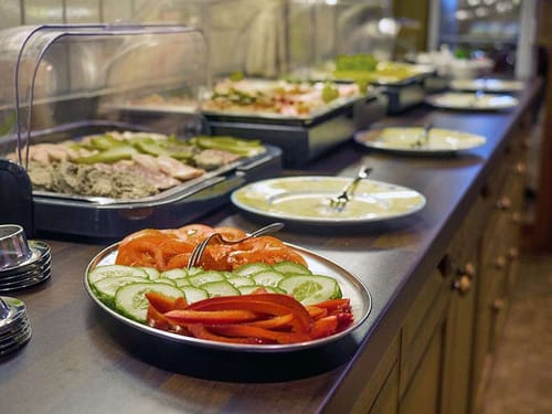 Speisenbuffet mir Rohkost, und eine Auswahl an Wurst und Käse