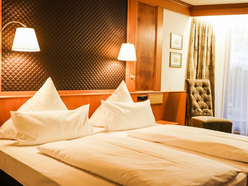 Doppelzimmer mit Doppelzimmer, Leselampen und Sessel