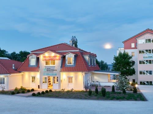 Aussenansicht bei Dämmerung des Designhotel Whitmann